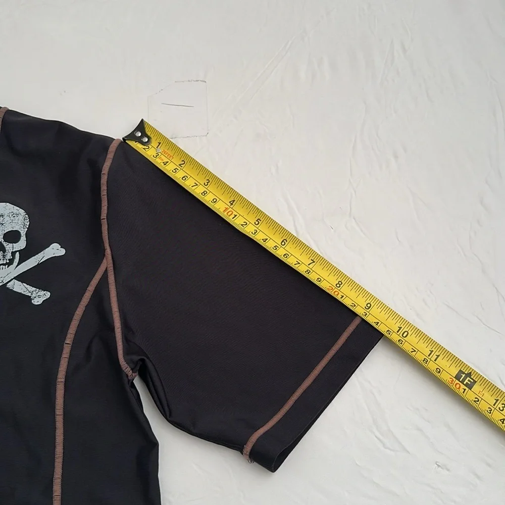 Mossimo black with white skull graphic short sleeve rash guard